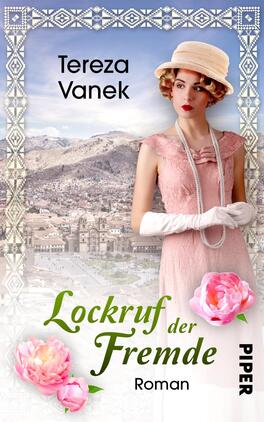 Lockruf der Fremde Das Buchcover zeigt eine elegante Frau in einem rosafarbenen Kleid mit weißen Handschuhen, die in die Kamera blickt. Hinter ihr erstreckt sich eine Stadtlandschaft mit Bergen im Hintergrund. Oben links steht der Name der Autorin Tereza Vanek, während der Titel „Lockruf der Fremde“ in geschwungener Schrift in grünem Farbton unmittelbar unter ihr platziert ist. Zwei rosa Blumen zieren die untere Ecke des Covers. Der Verlagsname „Piper“ ist am rechten Rand angegeben.