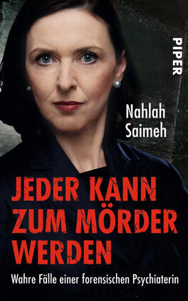 Jeder kann zum Mörder werden Das Buchcover zeigt ein Porträt einer Frau mit einem eindringlichen Blick, die in dunkler Kleidung vor einem neutralen Hintergrund steht. Der Titel „Jeder kann zum Mörder werden“ ist in großen, roten, schattenhaften Buchstaben hervorgehoben und vermittelt Dramatik. Der Untertitel „Wahre Fälle einer forensischen Psychiaterin“ ist in kleinerer, weißer Schrift gehalten. Der Name der Autorin, Nahlah Saimeh, befindet sich in der oberen Mitte, ebenfalls in weißer Schrift. Die insgesamt düstere Atmosphäre des Covers spiegelt das Thema des Buches wider.