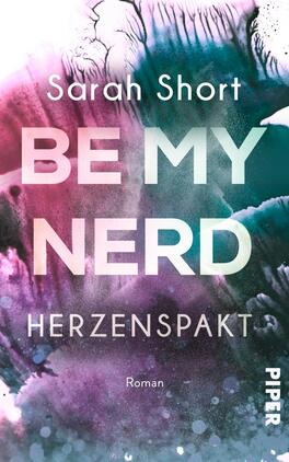 Be my Nerd - Herzenspakt Das Buchcover zeigt einen abstrakten Hintergrund in sanften Farbtönen von Lila, Blau und Türkis. In der oberen Hälfte steht der Name der Autorin, Sarah Short, in elegantem Weiß. Der Titel „BE MY NERD“ ist groß und auffällig in einer modernen Schriftart platziert, während der Untertitel „HERZENSPAKT“ in etwas kleinerer Schrift darunter steht. Ganz unten ist das Wort „Roman“ in schlichter Schrift zu sehen. Die Farben und die Gestaltung vermitteln eine kreative und einladende Atmosphäre.