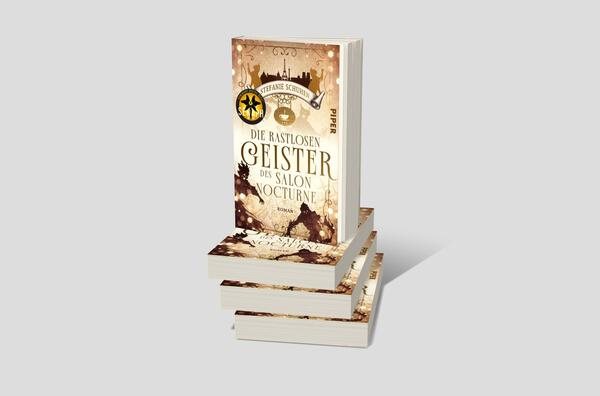 Bücherstapel des Buches „Die rastlosen Geister des Salon Nocturne“