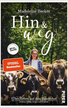 Hin und weg Das Buchcover zeigt eine Frau mit Brille und langen Haaren, die zwischen einer Gruppe von Kühen auf einem Bauernhof steht. Sie trägt ein blaues kariertes Hemd und lächelt in die Kamera. Der Hintergrund ist grün und zeigt Bäume, was eine ländliche Atmosphäre vermittelt. Der Titel „Hin & weg“ erscheint in geschwungener, weißer Schrift mittig. Darunter steht in kleinerer Schrift „(Über) Leben auf dem Bauernhof zwischen Kühen, Krisen und Kohlrabi“. Ein rotes Label mit der Aufschrift „SPIEGEL Bestseller“ hebt sich hervor.