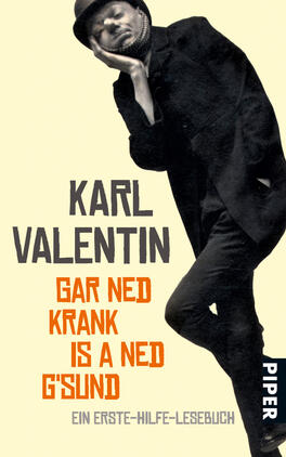 Gar ned krank is a ned g'sund Das Buchcover zeigt eine schwarz-weiß Aufnahme eines Mannes in einem eleganten, aber etwas schrägen Outfit, der entspannt einen Arm an sein Gesicht legt. Der Schriftzug „KARL VALENTIN“ erscheint in großen, grauen Buchstaben oben, während der Titel „GAR NED KRANK IS A NED G'SUND“ in einer auffälligen, orangenen Schrift mittig platziert ist. Darunter steht „Ein Erste-Hilfe-Lesebuch“ in kleinerer, schwarzer Schrift. Der Hintergrund ist schlicht gehalten, was die zentrale Figur und den Titel hervorhebt.