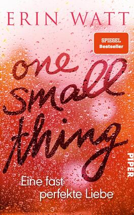 One Small Thing – Eine fast perfekte Liebe Das Buchcover zeigt einen verschwommenen Hintergrund in warmen Orangetönen, durchsetzt mit Wassertropfen. Im Vordergrund steht der Titel „one small thing“ in großer, geschwungener, dunkelbrauner Schrift. Darunter ist der Untertitel „Eine fast perfekte Liebe“ in etwas kleinerer, geradlinigerer Schrift platziert. Oben links befindet sich ein rotes Etikett mit der Aufschrift „SPIEGEL Bestseller“. Unten rechts ist das Verlagslogo von Piper zu sehen. Die Gesamtatmosphäre vermittelt eine romantische und gefühlvolle Stimmung.