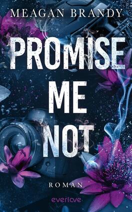 Promise me not Das Buchcover zeigt eine dunkle, mystische Atmosphäre mit einem tiefblauen Hintergrund. Im Mittelpunkt steht der Titel „PROMISE ME NOT“ in großen, weißen Buchstaben, die grafisch hervorgehoben sind. Um den Titel herum sind zarte, lila Wasserlilien und Rauch-Elemente angeordnet, die eine gewisse Leichtigkeit vermitteln. Auf der linken Seite ist eine Kamera sichtbar, die einen hintenden Bezug zur Handlung suggeriert. Der Verfassername „MEAGAN BRANDY“ ist in eleganten, goldenen Buchstaben am oberen Rand platziert.
