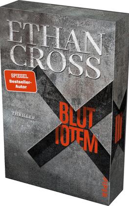 Bluttotem Das Buchcover zeigt den Titel „BLUTTOTEM“ in großen, auffälligen, orangefarbenen Buchstaben, die auf einem strukturierten, grauen Hintergrund stehen. Der Autorennamen „ETHAN CROSS“ ist in silbernen, eleganten Buchstaben oben auf dem Cover plaziert. Ein rotes Beststeller-Siegel befindet sich oben links und trägt die Aufschrift „SPIEGEL Bestseller-Autor“. Die Gesamtatmosphäre vermittelt Spannung und Dramatik, passend zum Genre Thriller.