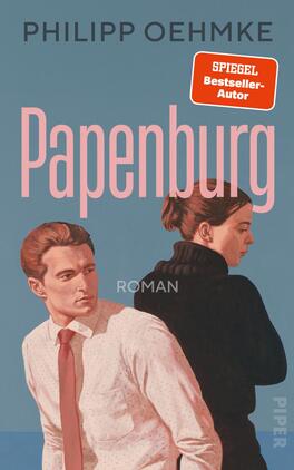 Papenburg Das Buchcover zeigt zwei figürliche Illustrationen: ein junger Mann in hellem Hemd und roter Krawatte links, eine Frau in dunklem Rollkragenpullover rechts, beide Rücken zueinander. Hintergrund hellblau. Großes, schlankes, rosa Titelwort „Papenburg“ dominiert die Mitte; oben in Großbuchstaben erscheint „PHILIPP OEHMKE“. Zwischen den Figuren steht klein „Roman“. Oben rechts ein orangefarbener Button mit der Aufschrift „SPIEGEL Bestseller-Autor“. Die Stimmung wirkt zurückhaltend und melancholisch.