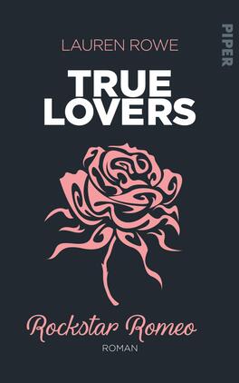 Rockstar Romeo Das Buchcover zeigt einen dunklen Hintergrund, auf dem im oberen Bereich der Titel „TRUE LOVERS“ in großen weißen Buchstaben hervorgehoben ist. Unterhalb befindet sich eine stilisierte rosa Rose, die sanft geschwungene Linien aufweist. Darunter steht in einer verspielten Schriftart „Rockstar Romeo“ in pinker Farbe, gefolgt von dem Wort „Roman“ in kleinerer Schrift. Die Gestaltung vermittelt eine romantische und gleichzeitig rockige Atmosphäre. Der Name der Autorin, Lauren Rowe, ist ebenfalls im oberen Bereich platziert.