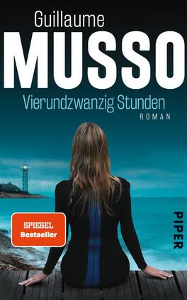 Vierundzwanzig Stunden Das Buchcover zeigt eine Frau, die mit dem Rücken zur Betrachterin sitzt und auf das Meer blickt. Sie hat lange, wellige, blonde Haare und trägt ein schwarzes Oberteil. Der Hintergrund ist in sanften Blau- und Türkistönen gehalten, mit einem Leuchtturm in der Ferne. Oben ist der Name des Autors „Guillaume Musso“ in großen, weißen Buchstaben platziert. Darunter steht der Titel „Vierundzwanzig Stunden“ sowie das Wort „Roman“ in kleinerer Schrift. In der unteren Ecke befindet sich ein orangefarbener Aufkleber mit dem Text „SPIEGEL Bestseller“. Rechts unten steht das Verlagslogo „PIPER“.
