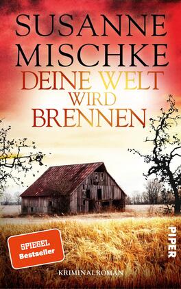 Deine Welt wird brennen Das Buchcover zeigt eine eindrucksvolle, stimmungsvolle Landschaft mit einem verlassenen, rotbraunen Bauernhaus im Vordergrund. Der Himmel ist in warmen Rot- und Orangetönen gehalten, was eine dramatische Atmosphäre schafft. Der Titel „DEINE WELT WIRD BRENNEN“ ist prominent in großen, weißen Buchstaben platziert, während der Autorennamen „SUSANNE MISCHKE“ darüber in schwarzer Schrift hervorsticht. In der linken unteren Ecke befindet sich ein abgerundeter, roter Button mit dem Text „SPIEGEL Bestseller“. Das Cover vermittelt ein Gefühl von Spannung und Geheimnis.