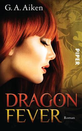 Dragon Fever Das Buchcover zeigt das Portrait einer Frau mit langen, roten Haaren und einem intensiven Blick. Ihr Gesicht ist leicht zur Seite geneigt und vermittelt eine geheimnisvolle Atmosphäre. Im Hintergrund ist ein subtiler goldener Schimmer zu sehen, der von einem ornamentalen Muster begleitet wird. Der Titel „DRAGON FEVER“ ist in großen, auffälligen, orangefarbenen Buchstaben am unteren Rand platziert, während der Autorennamen „G. A. Aiken“ in einer kleineren Schriftgröße oben links steht. Der Verlag „PIPER“ ist in Weiß in der oberen rechten Ecke abgedruckt.