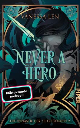 Never a Hero Das Buchcover zeigt eine mystische, dunkelblaue Hintergrundfarbe, die mit filigranen, goldenen Linien und floralen Elementen verziert ist. Im Mittelpunkt steht eine abgebildete Person mit dunklen Haaren, die einen Dolch hält, was eine spannende Atmosphäre erzeugt. Der Titel „NEVER A HERO“ ist groß und in eleganter, hellblauer Schrift gehalten. Darunter steht „Roman“ in kleinerer Schrift. Am unteren Rand ist der Verweis „Die Dynastie der Zeitreisenden 2“ zu sehen. Ein auffälliger bunter Button mit dem Text „#tiktokmade mebuyit“ ist ebenfalls vorhanden.