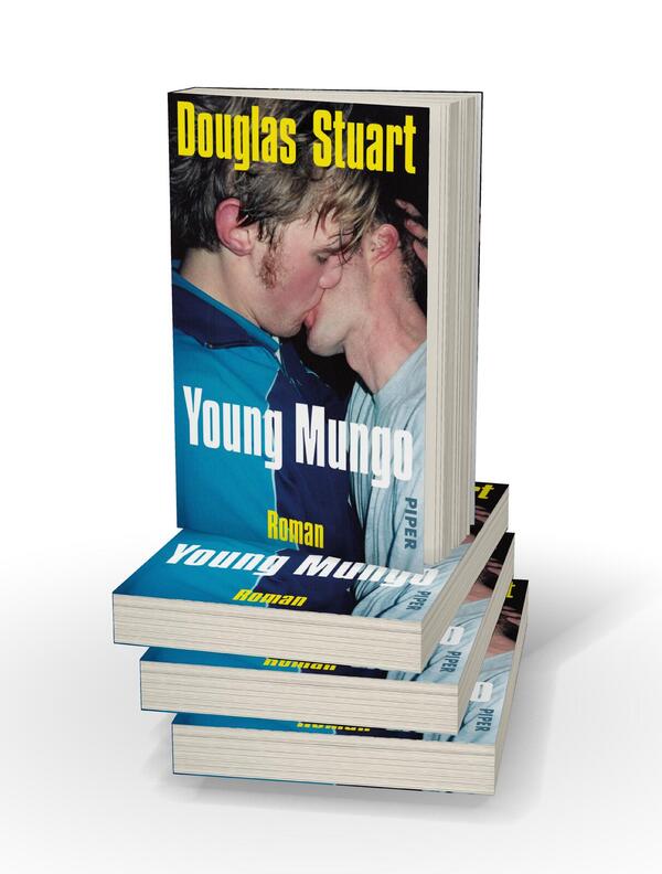 Bücherstapel des Buches „Young Mungo“