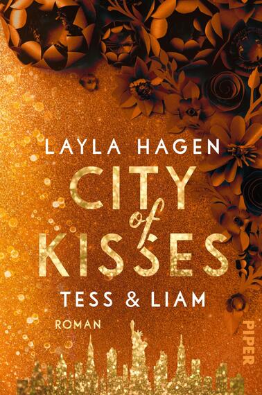 Das Buchcover zeigt eine goldene, glitzernde Hintergrundgestaltung, die eine festliche Atmosphäre vermittelt. In der Mitte steht der Titel „CITY of KISSES“ in großen, weißen Buchstaben, wobei das „of“ in einer geschwungenen Schreibschrift hervorgehoben ist. Unter dem Titel sind die Namen „Tess & Liam“ in kleinerer Schrift platziert. Am oberen Rand prangt der Autor*innenname „Layla Hagen“. Die unteren Ecken sind mit detaillierten floralen Illustrationen verziert, die dem Cover eine romantische Note verleihen.