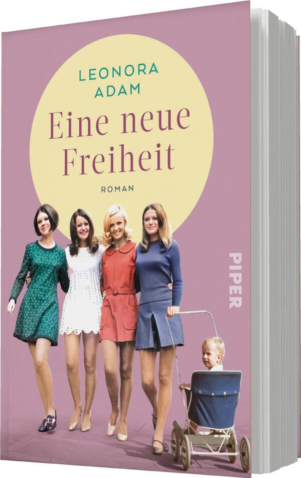 Das Buchcover zeigt fünf Frauen in modischen Outfits aus den 1960er Jahren, die lächelnd auf einem pastelrosa Hintergrund stehen. Die Farbpalette umfasst sanfte Töne wie Grün und Blau. In der Mitte des Covers ist ein großer, hellgelber Kreis mit dem Titel „Eine neue Freiheit“ in eleganter, roter Schrift platziert, darüber der Name der Autorin „Leonora Adam“. Der Untertitel „Roman“ ist in kleinerer Schrift unter dem Titel angeordnet.