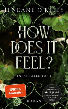 How does it feel? Das Buchcover zeigt auf einem dunklen Hintergrund üppige grüne Blätter und weiße Blumen, die mit zarten glühenden Elementen durchzogen sind. Der Titel „HOW DOES IT FEEL?“ hebt sich prominent in großen, geschwungenen, silbernen Buchstaben ab. Darunter steht der Untertitel „Infatuated Fae I“ in einer schlichten Schriftart. Die Atmosphäre ist mystisch und geheimnisvoll, was auf den fantastischen Inhalt hindeutet. Ein Hinweis „AB 18 JAHRE“ ist sichtbar, um die Altersfreigabe zu verdeutlichen.