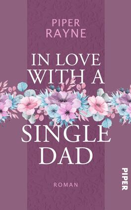 In Love with a Single Dad Das Buchcover zeigt einen lilafarbenen Hintergrund, auf dem ein üppiger, floraler Kranz aus rosa und blauen Blumen angeordnet ist. In der oberen Hälfte steht der Schriftzug „Piper Rayne“ in einer eleganten, hellen Schrift. Darunter ist der Titel „IN LOVE WITH A SINGLE DAD“ in großem, weißen, auffälligem Text platziert. Am unteren Rand des Covers befindet sich die Bezeichnung „Roman“ in kleinerer Schrift. Die Atmosphäre des Covers vermittelt eine romantische und herzliche Stimmung.