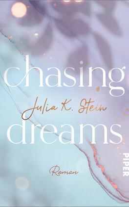 Chasing Dreams Das Buchcover zeigt einen sanften Farbverlauf in Blau- und Lilatönen, ergänzt durch goldene Akzente, die eine träumerische Atmosphäre schaffen. Im Vordergrund steht der Titel „chasing dreams“ in großer, eleganter Schrift, wobei das Wort „dreams“ geschwungen und verschnörkelt gestaltet ist. Der Name der Autorin, Julia K. Stein, ist in einer schlichten Schriftart unter dem Titel platziert. Am unteren Rand befindet sich der Verweis „Roman“ sowie das Verlagslogo „PIPER“ in kleinerer Schrift.