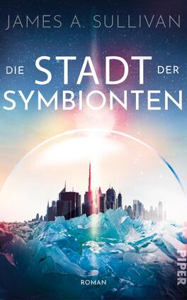 Die Stadt der Symbionten Das Buchcover zeigt eine futuristische Stadtlandschaft, die von einer schimmernden Kuppel umgeben ist. Im Vordergrund sind eisige Strukturen mit bläulichen und weißen Tönen abgebildet. Die Gebäude zeichnen sich durch verschiedene Höhen und Formen aus, darunter ein hoher Turm in der Mitte. Über der Stadt leuchtet ein sanfter Farbverlauf von Blau zu Violett, der eine mystische Atmosphäre vermittelt. Der Titel „DIE STADT DER SYMBIONTEN“ ist in großen, weißen Buchstaben prominent platziert. Darunter steht das Wort „Roman“. Der Autor James A. Sullivan ist ebenfalls in kleinerer Schrift oben zu sehen.
