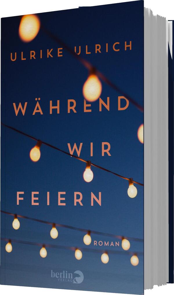 Das Buchcover zeigt einen nächtlichen Himmel in einem tiefen Blau, durchzogen von warmen, leuchtenden Lichtern, die an Kabeln hängen. In der Mitte steht der Titel „WÄHREND WIR FEIERN“ in kräftigem, orangefarbenem Schriftzug. Darüber steht der Name der Autorin, Ulrike Ulrich, in weißer Schrift. Das Wort „ROMAN“ befindet sich am unteren Rand des Covers, ebenfalls in orange. Die Atmosphäre vermittelt eine festliche und einladende Stimmung.