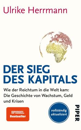 Der Sieg des Kapitals Das Buchcover zeigt einen hellen Hintergrund mit einer stilisierten Weltkarte in Erdtönen. In der oberen Hälfte steht der Titel „DER SIEG DES KAPITALS“ in großen, blauen Buchstaben. Darunter folgt der Untertitel „Wie der Reichtum in die Welt kam: Die Geschichte von Wachstum, Geld und Krisen“ in kleinerer, schwarzer Schrift. Der Hinweis „SPIEGEL Bestseller“ ist in rot gehalten, während das Wort „vollständig aktualisiert“ in einem blauen, runden Button erscheint. Der Autorinnennamen „Ulrike Herrmann“ steht in einer auffälligen, pinken Schrift.