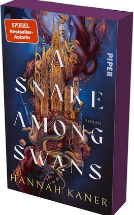 A Snake among Swans Das Buchcover zeigt einen dunkelgrünen, neblig strukturierten Hintergrund mit dem weißen, verschnörkelten Seriftitel „A Snake Among Swans“ und dem Autorennamen „Hannah Kaner“ in Großbuchstaben oben. Ein orangefarbener Badge oben links trägt „SPIEGEL Bestseller-Autorin“, mittig ein gelbgrüner ovaler Aufkleber den Text „VORLÄUFIGES COVER“. Unten steht klein „Roman“. Gesamtwirkung: geheimnisvoll, elegant und leicht bedrohlich.