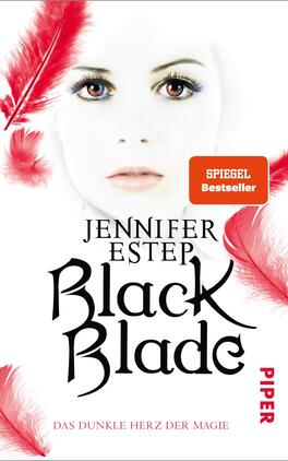 Black Blade Das Buchcover zeigt ein minimalistisches Design mit einem weißen Hintergrund, der die Züge einer Frauengesichtsausdruck betont. Die Augen sind intensiv und stehen in starkem Kontrast. Entlang des Randes sind rote Federn platziert, die Dynamik und Farbe hinzufügen. Der Titel „Black Blade“ ist in markanter, geschwungener Schrift in Schwarz gehalten, während der Name der Autorin „Jennifer Estep“ ebenfalls in Schwarz, jedoch in einer schlichteren Schriftart erscheint. Im oberen rechten Bereich befindet sich ein orangefarbener Aufkleber mit der Aufschrift „SPIEGEL Bestseller“. Unterhalb des Titels steht der Untertitel „Das dunkle Herz der Magie“ in kleinerer schwarzer Schrift.