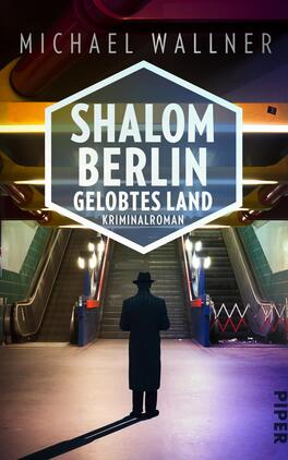 Shalom Berlin – Gelobtes Land Das Buchcover zeigt eine stimmungsvolle Darstellung einer U-Bahn-Station in Berlin. In der Mitte prangt das hellblaue, sechseckige Schild mit dem Titel „SHALOM BERLIN“ und dem Untertitel „GELOBTES LAND“ in markanten weißen Buchstaben. Darunter steht in kleinerer Schrift das Wort „Kriminalroman“. Eine schattenhafte Figur in einem schwarzen Trenchcoat und Hut blickt auf die zweigeteilte Treppe. Die Szene ist in düsteren Farben gehalten, mit warmen Lichtakzenten, die eine geheimnisvolle Atmosphäre schaffen. Oben ist der Name des Autors, Michael Wallner, in schlichter Schrift zu sehen.