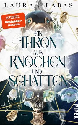 Ein Thron aus Knochen und Schatten Das Buchcover zeigt eine stilisierte Totenschädel-Illustration im Vordergrund, umgeben von floralen Elementen in zarten Farben wie Blau und Weiß. Darüber steht der Titel „Ein Thron aus Knochen und Schatten“ in eleganter, geschwungener Schrift, die sowohl Dunkelheit als auch Mystik vermittelt. Oben ist der Name der Autorin „Laura Labas“ in deutlichen Buchstaben platziert. Das Cover strahlt eine geheimnisvolle, aber zugleich faszinierende Atmosphäre aus. In der oberen linken Ecke ist ein rotes Etikett mit der Aufschrift „SPIEGEL Bestseller-Autorin“ sichtbar.