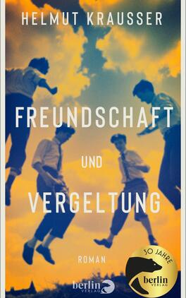 Freundschaft und Vergeltung Das Buchcover zeigt eine dynamische Szene mit mehreren Jungen, die fröhlich in die Luft springen. Der Hintergrund ist in warmen Gelb- und Blautönen gehalten, was eine optimistische Atmosphäre erzeugt. Der Titel „Freundschaft und Vergeltung“ ist in markanter, weißer Schrift mittig platziert. Der Autor Helmut Krausser ist oben in kleinerer Schrift zu sehen. Zusätzlich enthält das Cover einen runden Aufkleber mit der Aufschrift „30 Jahre“ und einem Symbol. Das Design vermittelt Leichtigkeit und emotionale Intensität.