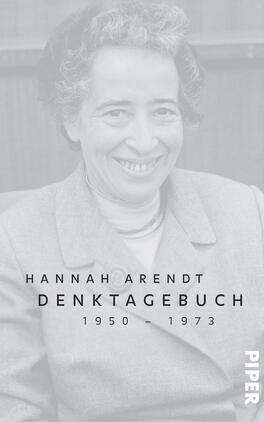 Denktagebuch Das Buchcover zeigt ein Porträt von Hannah Arendt, die in einem grauen Blazer lächelt. Ihre dunklen, lockigen Haare sind leicht im Hintergrund verschwommen. Der Titel „DENKTAGEBUCH“ ist in großem, schwarzem Schriftzug platziert, gefolgt von ihrem Namen „HANNAH ARENDT“ in etwas kleinerer Schriftgröße. Darunter steht der Zeitraum „1950 – 1973“. Der Hintergrund des Covers ist in sanften Grautönen gehalten, was eine nachdenkliche und ernste Atmosphäre schafft.