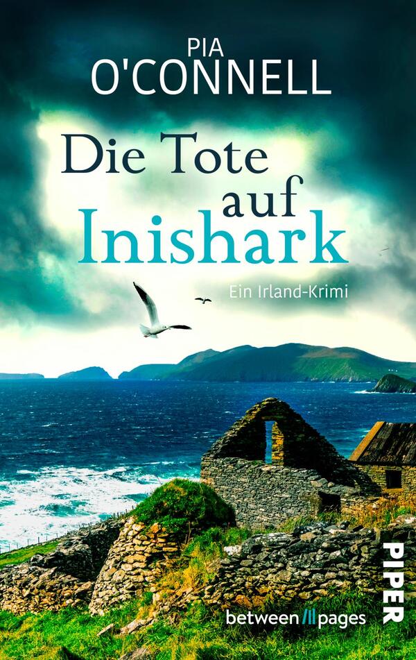Das Buchcover zeigt eine dramatische Küstenlandschaft mit stürmischem Meer und dunklen Wolken. Im Vordergrund befinden sich ruinierte Steinbauten, die die Einsamkeit der irischen Insel Inishark betonen. Der Titel „Die Tote auf Inishark“ ist in einer eleganten, weißen Schrift mit blauen Akzenten gehalten. Der Untertitel „Ein Irland-Krimi“ steht in kleinerer, schwarzer Schrift. Die Farben des Covers sind überwiegend blau und grün, die eine spannungsgeladene Atmosphäre schaffen. Der Autorname Pia O’Connell ist oben in einer klaren, weißen Typografie platziert.