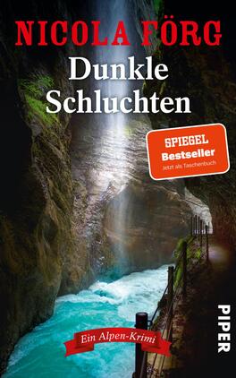 Dunkle Schluchten Das Buchcover zeigt eine beeindruckende Schlucht mit steilen, moosbewachsenen Felsen und einem klaren, türkisfarbenen Wasserfluss. Oberhalb der Schlucht strömt Licht hinein, was die düstere Atmosphäre des Covers unterstreicht. Der Titel „Dunkle Schluchten“ steht in großen, weißen Buchstaben auf schwarzem Hintergrund, während der Autorennamen „Nicola Förg“ in roter Schrift hervorgehoben ist. In der oberen linken Ecke befindet sich ein orangefarbener Button mit dem Text „SPIEGEL Bestseller Jetzt als Taschenbuch“. Unten rechts ist der Verlagsname „PIPER“ in kleinen Buchstaben platziert.