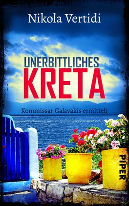 Unerbittliches Kreta Das Buchcover zeigt eine farbenfrohe Küstenlandschaft mit tiefblauem Himmel und Meer im Hintergrund. Im Vordergrund stehen blühende Blumen in gelben und roten Töpfen sowie eine hellblaue Stuhllehne. Der Titel „UNERBITTLICHES KRETA“ ist in großen, roten Lettern zentriert und zieht sofort die Aufmerksamkeit auf sich. Darunter steht in kleinerer Schrift „Kommissar Galavakis ermittelt“. Der Name des Autors, Nikola Vertidi, befindet sich oben, in einer weißen, klaren Typografie. Die Atmosphäre vermittelt ein Gefühl von mediterraner Schönheit und Spannung.