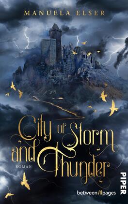 City of Storm and Thunder Das Buchcover zeigt eine mystische Stadt, umgeben von dunklen, sturmgepeitschten Wolken und Blitzen. Im Vordergrund sind Silhouetten von Vögeln zu sehen, die sich in die düstere Atmosphäre einfügen. Der Titel „City of Storm and Thunder“ wird in geschwungener, goldener Schrift prominent dargestellt, während der Hinweis „Roman“ in schlichtem Schriftstil darunter steht. Der Name der Autorin, Manuela Elser, befindet sich am oberen Rand des Covers. Die Farbpalette umfasst tiefblaue und graue Töne, die eine spannende, dramatische Stimmung erzeugen.