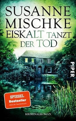 Eiskalt tanzt der Tod Das Buchcover zeigt ein geheimnisvolles, grünes Landschaftsszenario mit einem alten, zweigeschossigen Haus, umgeben von Bäumen und nebliger Atmosphäre. Der Titel „EISKALT TANZT DER TOD“ von Susanne Mischke ist in großen, schwarzen Buchstaben prominent platziert. Unter dem Titel befindet sich die Kategorie „Kriminalroman“. Oben rechts steht das Verlagslogo „PIPER“. Ein auffälliger oranger Rechteck-Button informiert über den „SPIEGEL Bestseller“-Status und den Hinweis „Jetzt als Taschenbuch“.