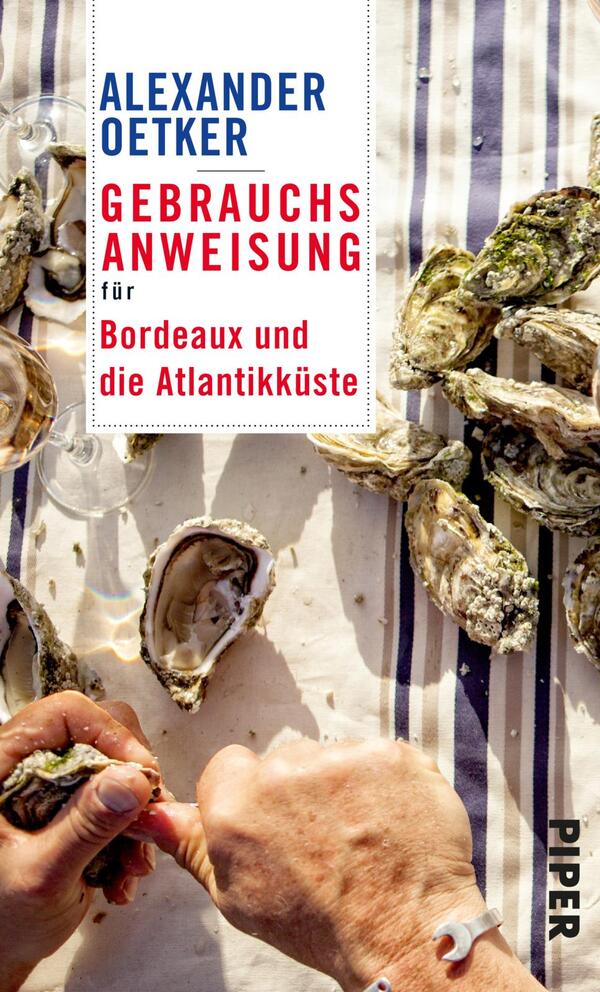 Das Buchcover zeigt ein rustikales Tischsetting mit frischen Austern, die in einer chaotischen Anordnung auf einem gestreiften Tuch liegen, das in Weiß und Blau gehalten ist. Über den Austern sind zwei Hände zu sehen, die eine Auster öffnen. Der Titel „GEBRAUCHSANWEISUNG für Bordeaux und die Atlantikküste“ erscheint in auffälliger roter Schrift, während der Autor „ALEXANDER OETKER“ in blauer Schrift darüber steht. Die Gesamtatmosphäre vermittelt ein Gefühl von Genuss und Entdeckung.