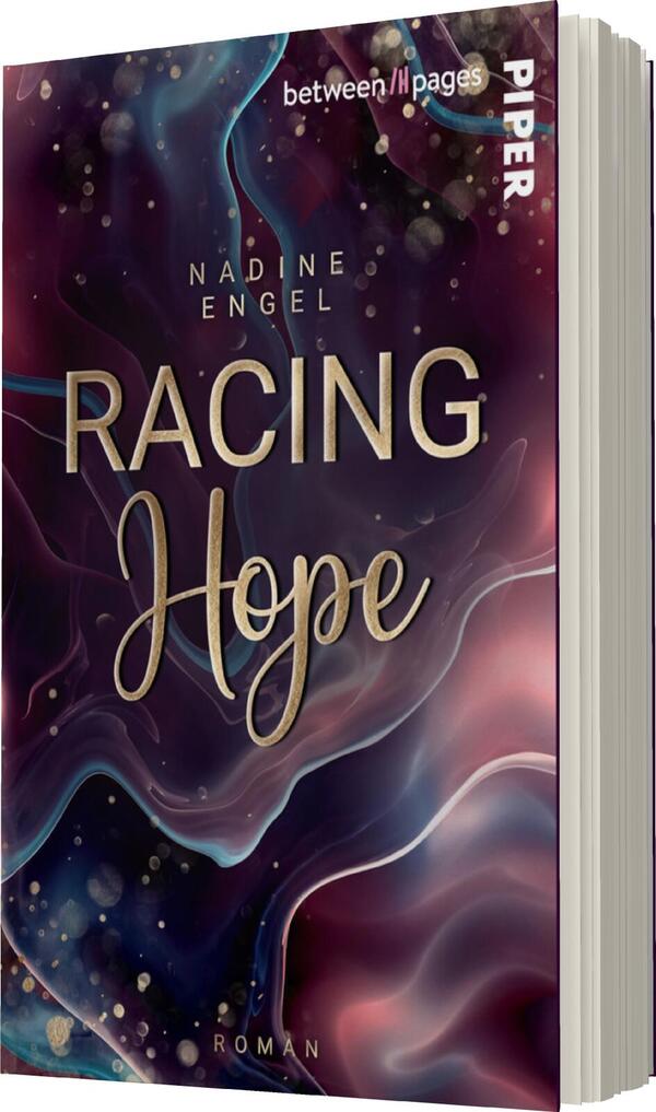 Das Buchcover zeigt eine dynamische, fließende Hintergrundgestaltung in tiefen Blau- und Rottönen, die an eine abstrakte, sich ständig verändernde Wasseroberfläche erinnert. Der Titel „RACING Hope“ ist in einer eleganten, goldenen Schriftart zentral platziert, wobei das Wort „RACING“ kräftig und gerade, während „Hope“ geschwungen und verspielt wirkt. Oben steht der Name der Autorin „Nadine Engel“ in schlichter, weißer Schrift. Der Zusatz „Roman“ befindet sich in kleinerer Schrift am unteren Rand.