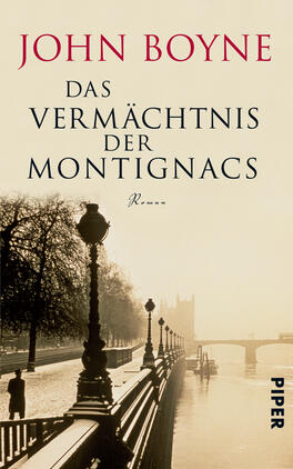 Das Vermächtnis der Montignacs Das Buchcover zeigt eine sepiafarbene Stadtansicht mit einem historischen Flussufer, gesäumt von Laternen. Im Hintergrund erkennt man eine majestätische Architektur, die an einen Turm erinnert. Der Titel „Das Vermächtnis der Montignacs“ ist in eleganter, schwarzer Schrift mittig positioniert, während der Autor „John Boyne“ in roter Schrift am oberen Rand steht. Der Vermerk „Roman“ ist in kleinerer Schrift unter dem Titel platziert. Die gesamte Atmosphäre vermittelt eine nostalgische und mysteriöse Stimmung.