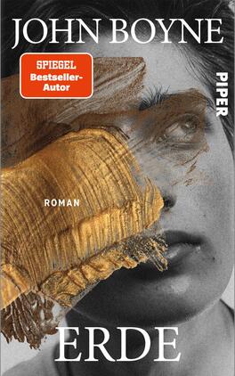 Erde Das Buchcover zeigt einen stark stilisierten, schwarz-weißen Hintergrund mit einem detailverliebten Porträt eines jungen Mannes, dessen Gesicht teilweise von goldenen Pinselstrichen überlagert ist. Der Titel „ERDE“ steht in großer, weißer Schrift am unteren Rand, während der Autorenname „JOHN BOYNE“ oben in kräftiger Schrift platziert ist. Ein rotes Label in der oberen linken Ecke verkündet „SPIEGEL Bestseller-Autor“, und der Verlag „PIPER“ ist in kleinerer Schrift an der rechten Seit. Die Atmosphäre des Covers vermittelt Kreativität und Intensität.