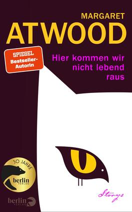 Hier kommen wir nicht lebend raus Das Buchcover zeigt einen tiefvioletten Hintergrund mit einem großen, weißen Gesicht, das einen stilisierten schwarzen Augenblick auf der rechten Seite darstellt. Der Blick des Auges ist markant und hat eine gelbe Iris. Oberhalb des Gesichts steht „MARGARET ATWOOD“ in großen, gelben Buchstaben, während der Titel „Hier kommen wir nicht lebend raus“ in leuchtendem Pink darunter platziert ist. Ein rotes Rechteck mit dem Text „SPIEGEL Bestseller-Autorin“ ist links oben zu sehen, und eine runde Auszeichnung mit „30 Jahre“ befindet sich unten links.