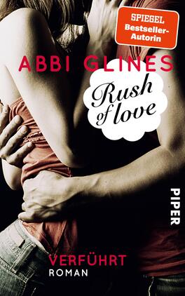 Rush of Love – Verführt Das Buchcover zeigt eine emotionale Umarmung zweier Personen, die schüchtern und innig miteinander verbunden sind. Die Farben sind in warmen Tönen gehalten, dominierend sind Schwarz, Dunkelrot und Hauttöne. Der Titel „Rush of love“ ist in einer verspielten, weißen Schriftart mit leicht geschwungenem Design angeordnet. Darunter steht in klarer Schrift „VERFÜHRT“ und oben links ist der Hinweis „SPIEGEL Bestseller-Autorin“ platziert. Der Verlag „PIPER“ wird am rechten Rand des Covers angezeigt.