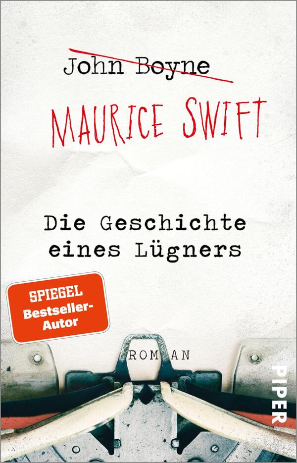 Das Buchcover zeigt eine Schreibmaschine mit einem zerknitterten weißen Blatt und einem verschwommenen Hintergrund in sanften Grautönen. Der Titel „Maurice Swift“ ist in auffälligem Rot, während der Autor „John Boyne“ in schlichter Schrift darüber steht. Unter dem Titel steht in Schwarz „Die Geschichte eines Lügners“ und darunter das Label „SPIEGEL Bestseller-Autor“. Die Schriftarten sind modern und kontrastreich, was die Atmosphäre von Spannung und Intrige vermittelt.