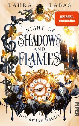 Night of Shadows and Flames – Die Ewige Nacht Das Buchcover zeigt auf einem hellen Hintergrund kunstvoll verzierte Elemente wie Uhren, Blumen und Schmetterlinge, die eine mystische Atmosphäre vermitteln. Der Titel „NIGHT OF SHADOWS AND FLAMES“ ist in einer eleganten, schwungvollen Schrift in Dunkelblau gehalten, während der Untertitel „DIE EWIGE NACHT“ in einer schlichten Schrift darunter steht. Oben rechts befindet sich ein rotes Label mit der Aufschrift „SPIEGEL Bestseller“. Die Kombination aus goldenen und dunklen Farben verstärkt das geheimnisvolle Gefühl des Covers.