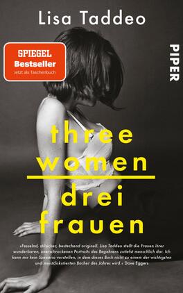Three Women – Drei Frauen Das Buchcover zeigt eine schwarz-weiße Fotografie einer Frau in einem weißen Top, die nachdenklich zur Seite blickt. Ihr Haar ist dunkel und kurz, der Hintergrund ist unscharf. Auf der linken Seite sind die Titel „three women“ und „drei frauen“ in kräftigem Gelb angedeutet, während der Autorenname „Lisa Taddeo“ in schlichter, weißer Schrift über der Abbildung platziert ist. Oben links befindet sich ein rotes Etikett mit dem Text „SPIEGEL Bestseller – Jetzt als Taschenbuch“. Die Gestaltung vermittelt eine intime und nachdenkliche Atmosphäre.
