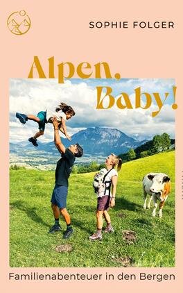 Alpen, Baby! Das Buchcover zeigt eine fröhliche Familie in einer alpinen Landschaft. Ein Vater hält ein Kind in die Luft, während ein weiteres Kind neben ihm steht. Im Hintergrund erstrecken sich grüne Wiesen und Berge unter einem weiten Himmel. Die Farben sind sanft und freundlich, mit einem hellen, peachfarbenen Hintergrund. Der Titel „Alpen, Baby!“ ist in großen, auffälligen, gelben Buchstaben platziert. Unten erscheint der Untertitel „Familienabenteuer in den Bergen“ in dezentem Schwarz. Der Name der Autorin, Sophie Folger, steht oben in einer eleganten Schrift.