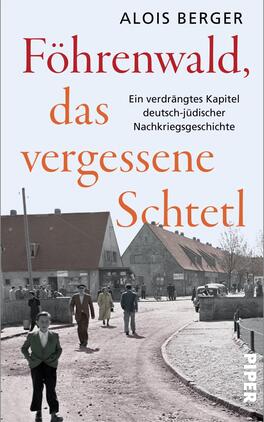 Föhrenwald, das vergessene Schtetl Das Buchcover zeigt eine historische Schwarz-Weiß-Photographie einer Straße mit typisch deutschen Häusern, die an einem trüben Tag aufgenommen wurde. Zentral stehen mehrere Personen, darunter eine Gruppe Männer und Frauen, die sich bewegen. Der Titel „Föhrenwald, das vergessene Schtetl“ ist in großen orangenen Buchstaben platziert, während der Untertitel „Ein verdrängtes Kapitel deutsch-jüdischer Nachkriegsgeschichte“ in kleinerer Schrift darunter erscheint. Der Autorname „Alois Berger“ steht oben in kräftigem Rot.
