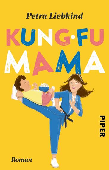 Das Buchcover zeigt einen leuchtend gelben Hintergrund. Darauf sind die Titelworte „KUNG FU MAMA“ in bunten, verspielten Buchstaben platziert. In der oberen Hälfte steht der Autorenname „Petra Liebkind“ in einer schlichten Schrift. Zu sehen ist eine dynamische Illustration einer Mutter in blauer Sportkleidung, die mit einem Karatekick agiert, während ein kleines Kind mit Popcorn auf dem Schoß entspannt sitzt. Das Cover vermittelt eine fröhliche und energetische Atmosphäre.