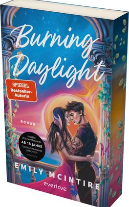 Burning Daylight Das Buchcover zeigt ein romantisches Szenario mit einem Paar, das sich umarmt. Die Frau hat lange, wellige Haare und trägt einen schwarzen Oberteil, während der Mann mit kürzeren Haaren in einem weißen Hemd abgebildet ist. Im Hintergrund sind farbenfrohe Balkone und Pflanzen zu sehen, eingerahmt von einem warmen Farbverlauf in Gelb- und Lilatönen. Der Titel „Burning Daylight“ ist in eleganter, weißer Schrift oberhalb des Paares platziert. Ein rotes Rechteck enthält den Hinweis „SPIEGEL Bestseller-Autorin“ sowie den Vermerk „Ab 18 Jahre“. Der Autorennamen „Emily McIntire“ befindet sich am unteren Rand.