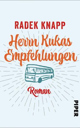 Herrn Kukas Empfehlungen Das Buchcover zeigt einen hellblauen Hintergrund mit strahlendem Muster, das die zentrale Illustration umrahmt. In der Mitte befindet sich eine stilisierte Illustration eines Busses in Türkis, unter dem der Titel „Herrn Kukas Empfehlungen“ in geschwungener, orangefarbener Schrift steht. Der Autorname „Radek Knapp“ ist am oberen Rand in auffälliger roter Schrift platziert. Das Wort „Roman“ ist in kleinerer Schrift unter dem Titel abgebildet. Unten rechts ist der Verlagsname „Piper“ in schlichter schwarzer Schrift zu sehen.