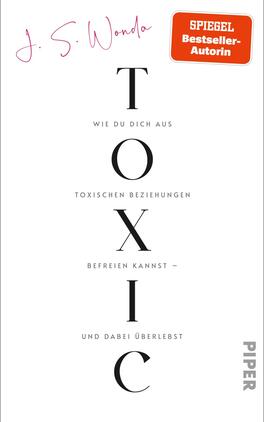 Toxic Das Buchcover zeigt einen schlichten, weißen Hintergrund. In der Mitte ist der Titel „TOXIC“ in großen, schwarzen Schriftzügen angeordnet, wobei das „X“ auffällig schräg steht. Oberhalb des Titels steht der Name der Autorin „J. S. Wonda“ in einer verschnörkelten, pinken Schrift, und darunter der Untertitel „wie du dich aus toxischen Beziehungen befreien kannst – und dabei überlebst“ in einer kleineren, schwarzen Schrift. Oben links befindet sich ein rotes Label mit dem Text „SPIEGEL Bestseller-Autorin“. Rechts unten ist das Verlagssymbol „PIPER“ in grauer Schrift.